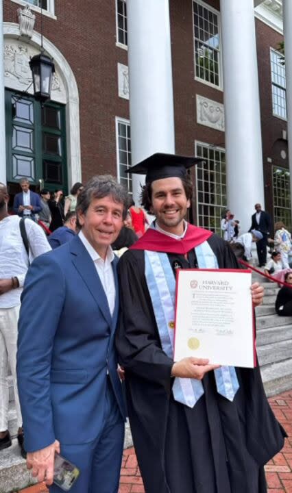 Ariel con su hijo Gaspar durante su graduación (Foto: Instagram @arielrodriguezpalacios)