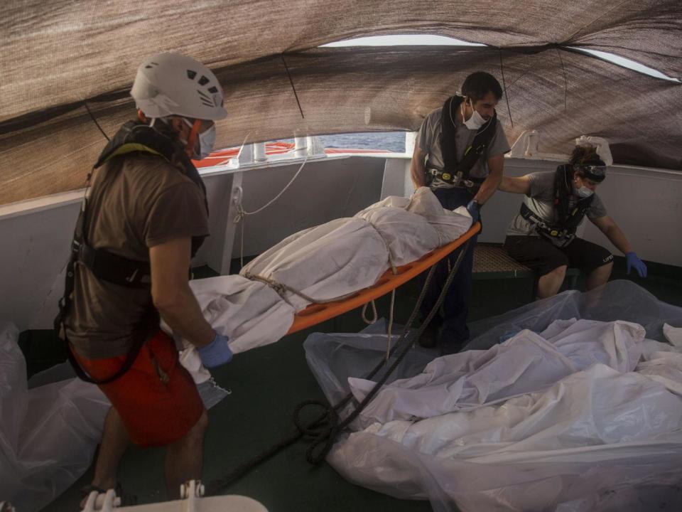 Aid workers of Proactiva Open Arms recover dead bodies (Santi Palacios / AP)