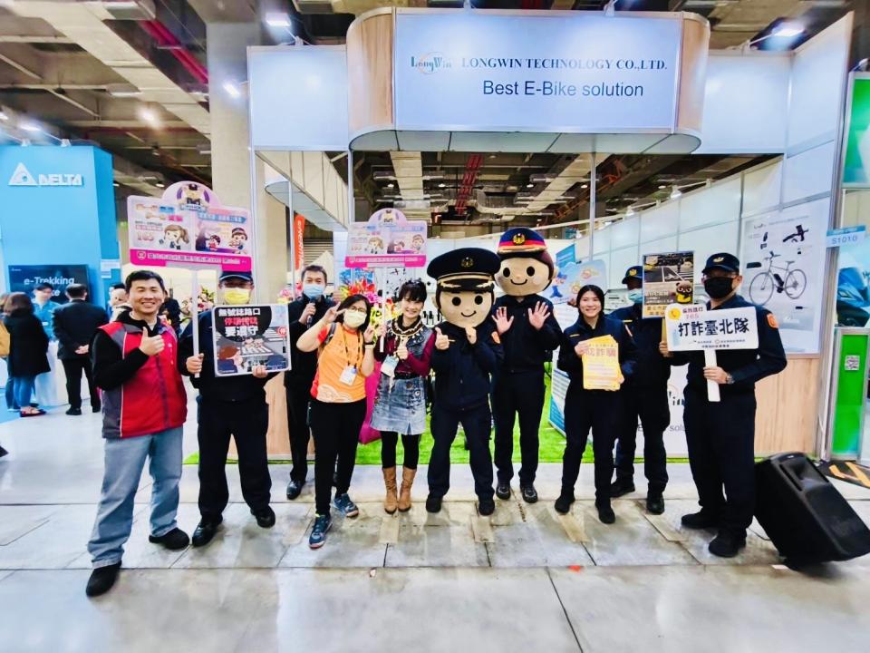 南港警結合國際自行車展活動契機，擴大舉辦犯罪預防宣導活動。（記者薛秀蓮翻攝)