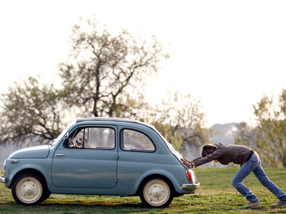 Quedarse tirado con el coche en medio de ninguna parte es una faena se mire por donde se mire por mucho que el paisaje sea muy bucólico. Ahí está esta pobre mujer empujando su Fiat 500. El que conduce es su perro. La imagen se tomó en las afueras de Roma y sobra decir que estaba preparada. (REUTERS/ALESSANDRO BIANCHI)