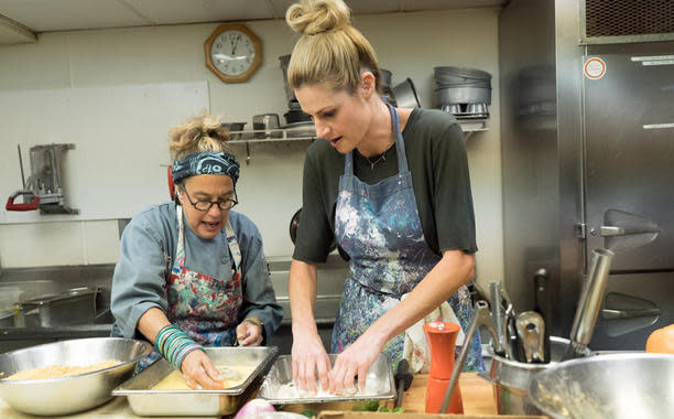 This article was originally published on PEOPLE.com. How do Hollywood’s biggest foodies fare in the kitchen? Well, we’re all about to find out. Mindy Kaling, Minka Kelly, Colin Hanks, Erin Andrews, Busy Phillips, and Alyson Hannigan will partake in a culinary crash course, working as line cooks alongside top chefs in a restaurant kitchen, on the new Food Network series Star Plates. Image Credit: Katrina Marcinowski Chefs Vinny Dotolo, Susan Feniger, Marcus Samuelsson, Michael Voltaggio, Dakota Weiss, and Geoffrey Zakarian will pair up with a celebrity and act as a mentor as they work to create their favorite dishes in a high-pressure restaurant setting. Image Credit: Katrina Marcinowski The six-episode series — which premieres Sept. 27 — will showcase situations like Kaling in Samuellson’s Red Rooster restaurant as she learns how the make the Harlem eatery’s signature fried chicken. Meanwhile, Kelly — who is a culinary school grad — will be in the Georgie kitchen with Zakarian, and Andrews will try to tackle the lunch rush at Frengier’s Border Grill in Los Angeles.