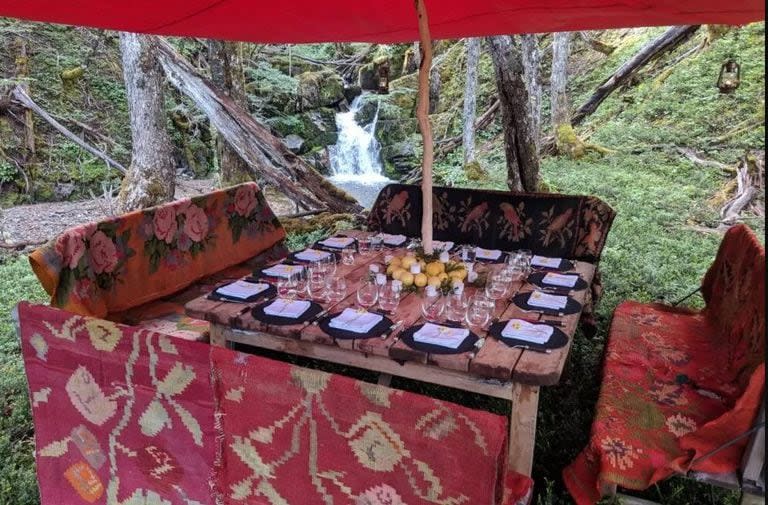 Una mesa en el bosque, en La Soplada, decorada con limones. El paraíso de Mallmann se destacada por su sencillez (Foto: plansouthamerica.com)