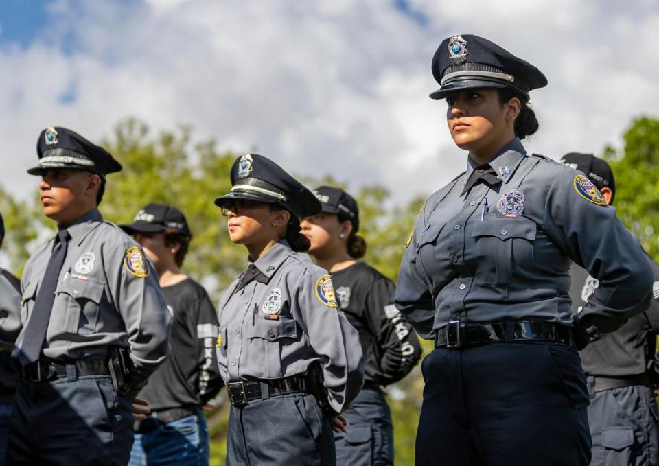 Alison Hernández, de 15 años (der.), capitana exploradora de la Policía de Medley, participa en la ceremonia de tributo a las víctimas de los ataques terroristas del 11 de septiembre de 2001, en Tropical Park, Miami, el domingo 11 de septiembre de 2022.