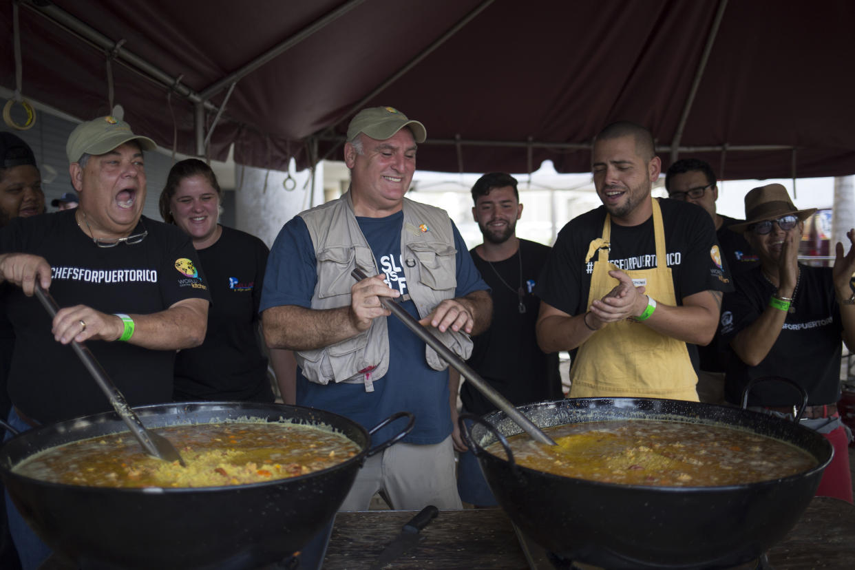 El chef José Andrés prepara un sartén gigante de paella durante un evento de asistencia alimentaria después del huracán María en San Juan, Puerto Rico, el 19 de octubre de 2017. (Eric Rojas/The New York Times).