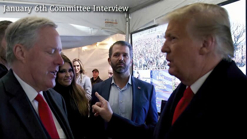 Donald Trump (der) hablando con el jefe de despacho de la Casa Blanca Mark Meadows antes de arengar a una multitud a que marchase hacia el Congreso el 6 de enero del 2021. (House Select Committee vía AP)