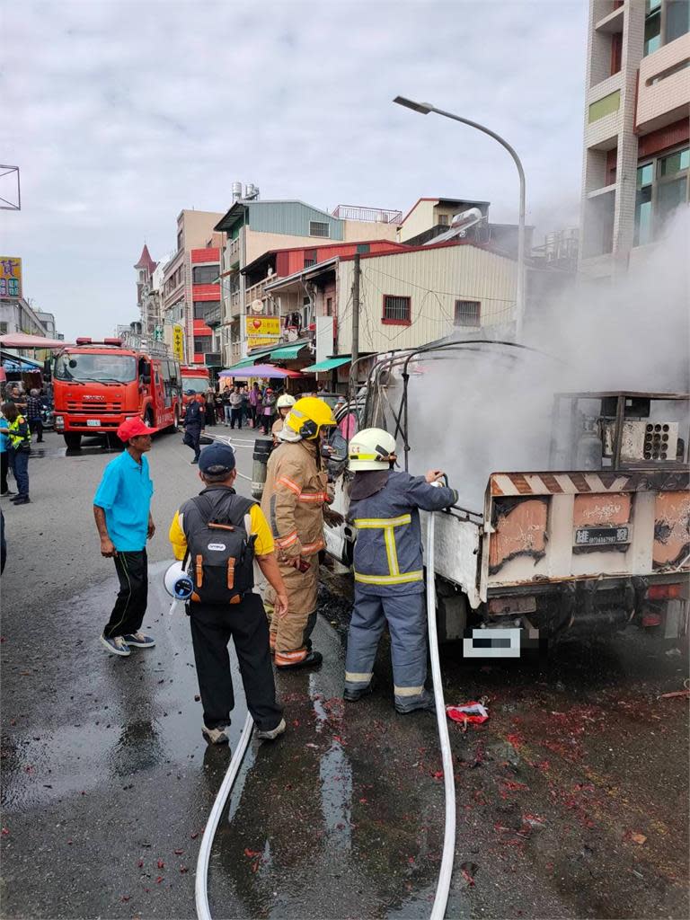 白河一輛施放煙火的小貨車發生火警。（圖／民視新聞翻攝）