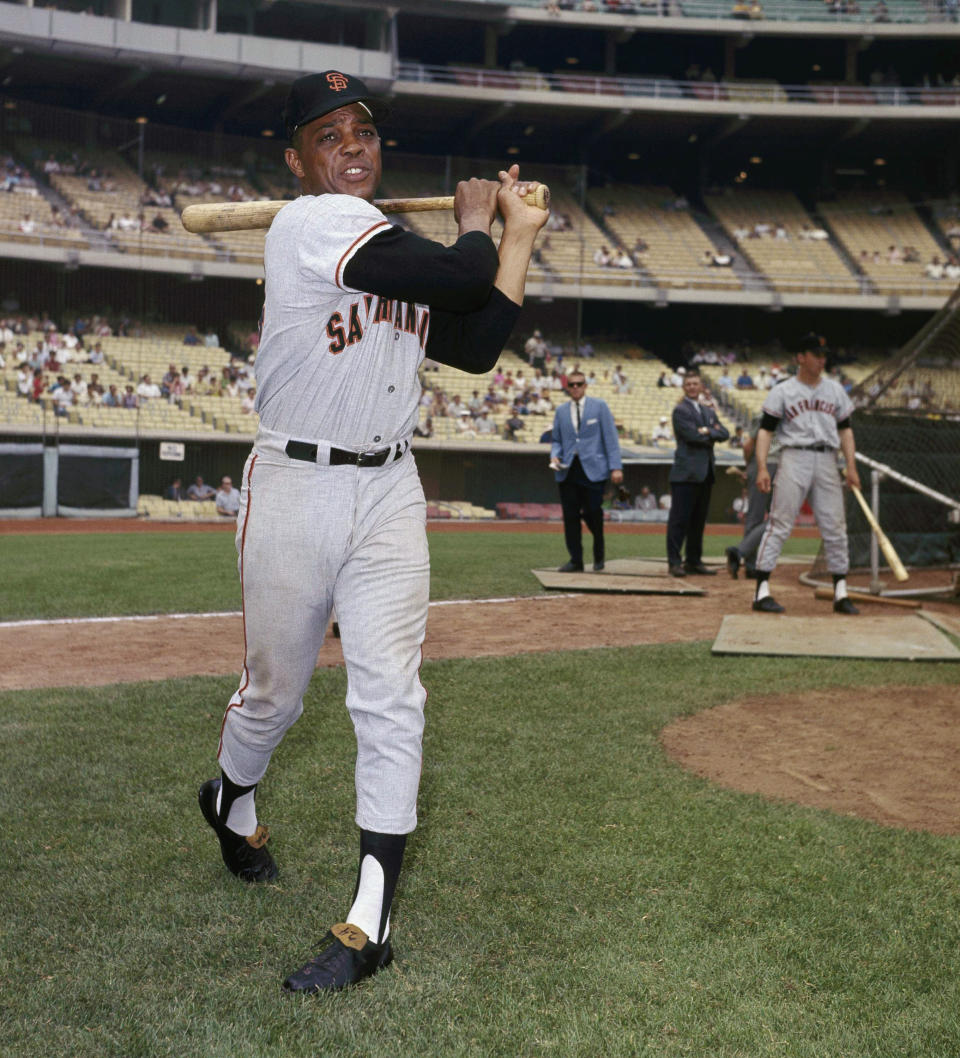 ARCHIVO - Willie Mays, jardinero central de los Gigantes de San Francisco, hace un swing en 1966 (AP Foto, archivo)