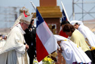 Pope Francis is greeted by faithful during an offertory as he celebrates a Mass at Lobito beach in Iquique, Chile, January 18, 2018. REUTERS/Alessandro Bianchi