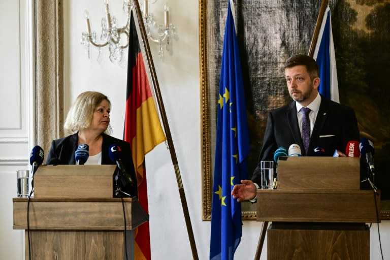 Le ministre tchèque de l'Intérieur Vit Rakusan (d) et son homologue allemande Nancy Faeser lors d'une conférence de presse à l'ambassade d'Allemagne à Prague, le 3 mai 2024 (Michal Cizek)