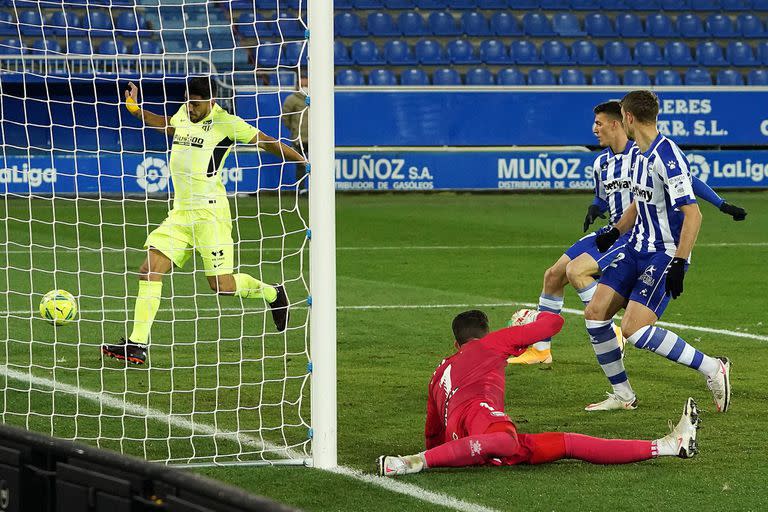 Luis Suárez marca el segundo tanto de Atlético de Madrid ante Alavés; una victoria en el último minuto mantiene a los colchoneros en el puesto más alto de la tabla