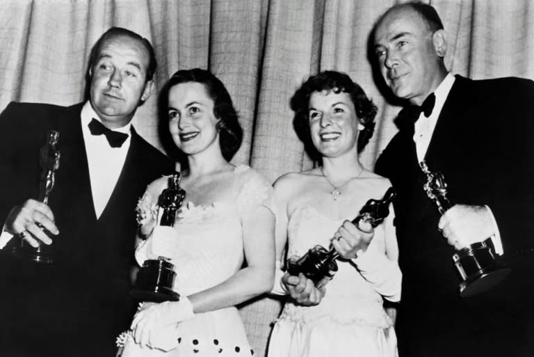 Two-time Oscar winner Olivia de Havilland (2L) came to embody the elegant glamour of the silver screen (L to R)Broderick Crawford, de Havilland, Mercedes McCambridge and Dean Jagger with their Oscars in 1950