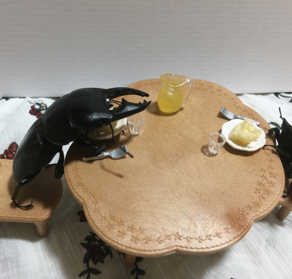 <p>…e incluso una mesa con cubiertos miniatura. </p>