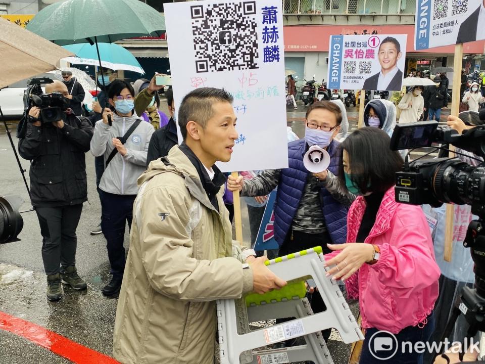 民進黨立委補選候選人吳怡農今早站路口遇到無黨籍對手蕭赫麟突襲下戰帖要求辯論。   圖：周煊惠 / 攝