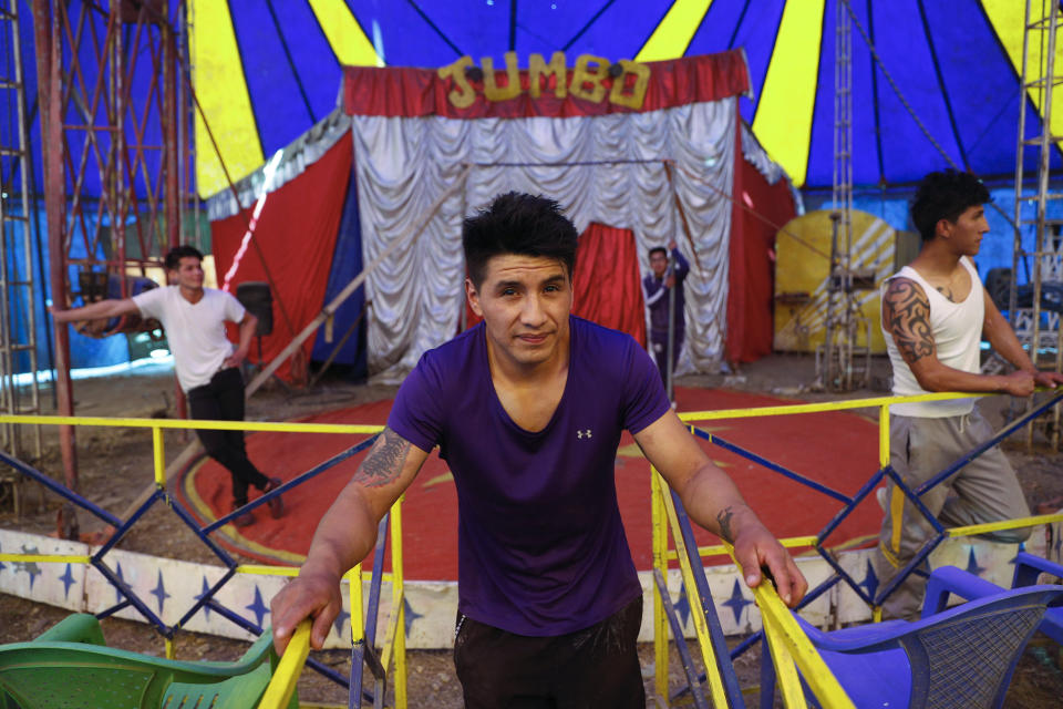 El propietario y acróbata del circo Jumbo, Joel Condori, posa para una foto mientras descansa de su rutina diaria de entrenamiento mientras el circo entra en su cuarto mes cerrado debido al COVID-19 en El Alto, Bolivia, el lunes 15 de junio de 2020. (AP Foto/Juan Karita)