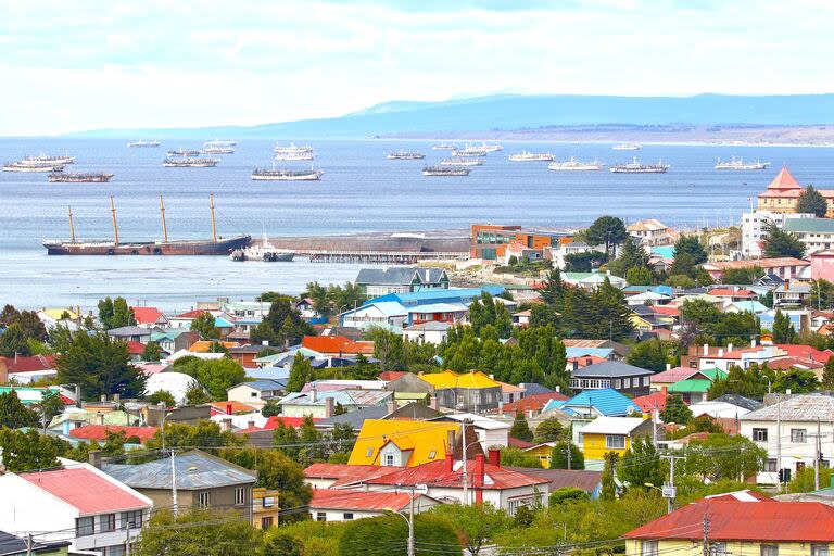 Una vista de Punta Arenas, con el estrecho de Magallanes detrás.