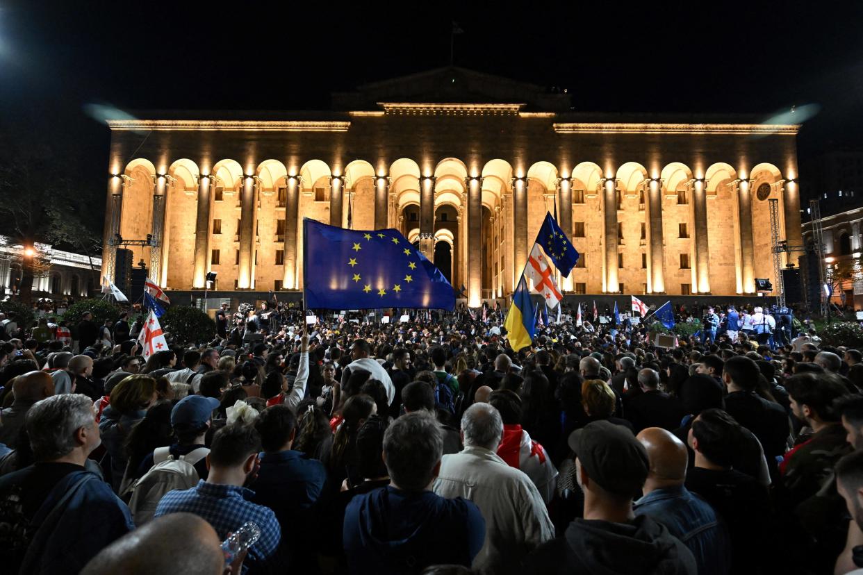 Des manifestants devant le Parlement géorgiens protestent contre un texte ressemblant à une loi répressive russe, le 17 avril 2024.