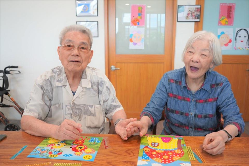 愛子(暱稱)奶奶(右)及丈夫90歲謝爺爺鶼鰈情深