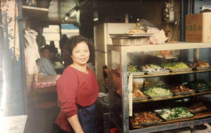 張成全的母親早期在中華商場第七棟前段賣麵。（圖／張成全提供）