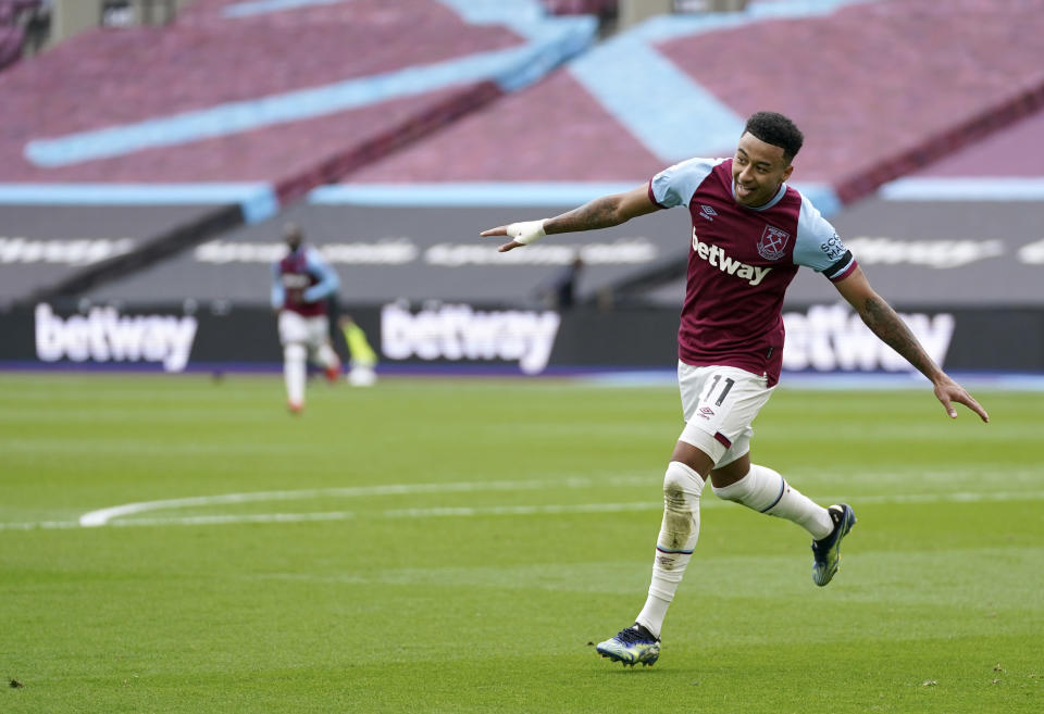 Jesse Lingard celebra tras marcar el segundo gol de West Ham en la victoria 3-2 ante Leicester por la Liga Premier inglesa, el domingo 11 de abril de 2021, en Londres. (John Walton/Pool vía AP)