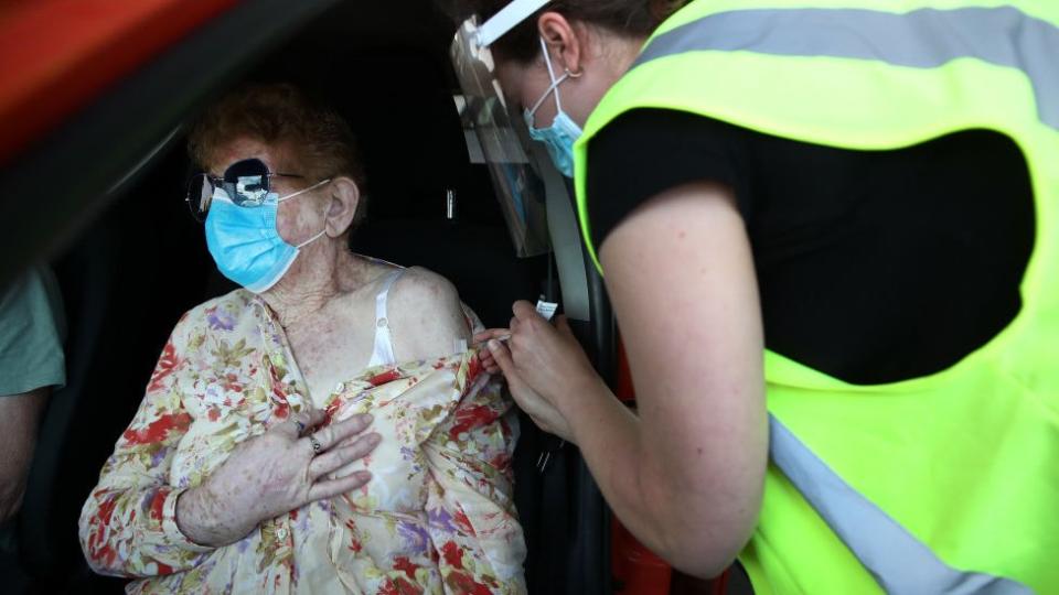 Mujer es vacunada en Nueva Zelanda