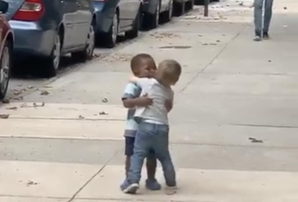 Los dos niños se abrazan con fuerza tras dos días sin verse. (Créditos: Facebook Michael D Cisneros)