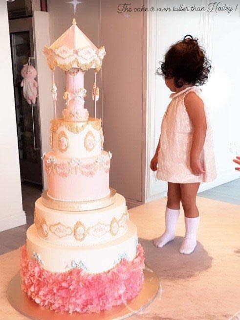  吳佩慈貼出小女兒Hailey的照片，身旁的蛋糕比她還高。（翻攝吳佩慈IG）