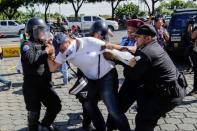 Des policiers arrêtent un manifestant de l'opposition lors d'une manifestation, le 14 octobre 2018 à Managua, au Nicaragua