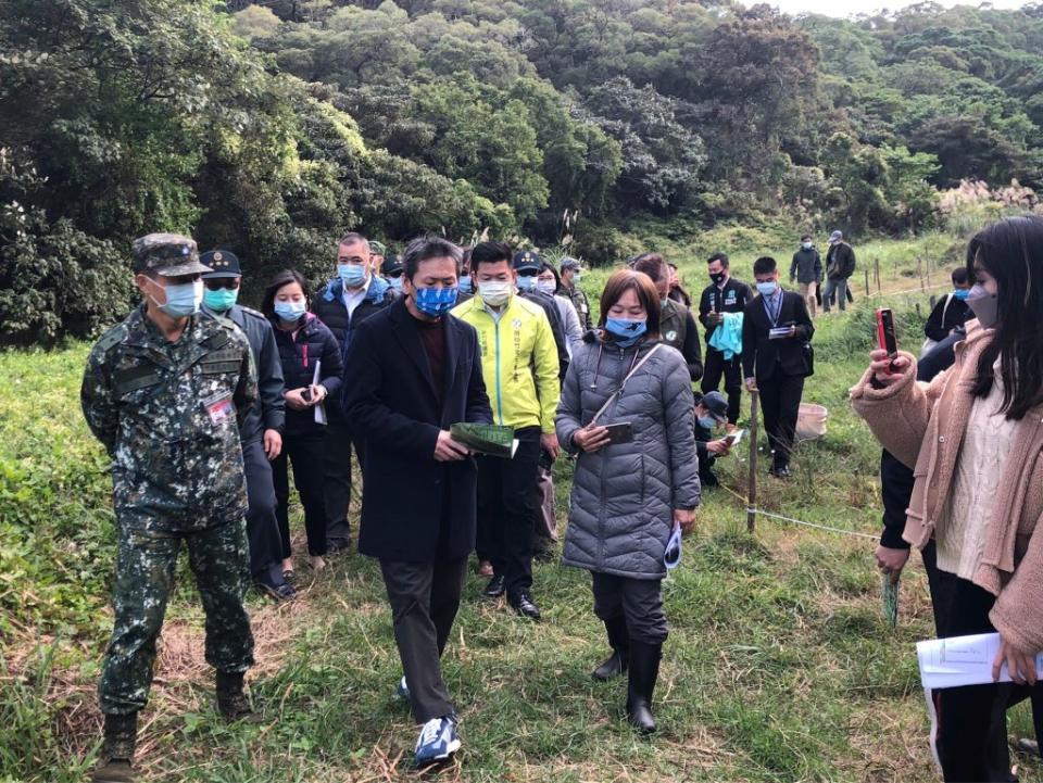 立委林為洲邀相關部會首站現勘蓮花寺溼地，希望能劃設為國家級溼地。（記者彭新茹攝）