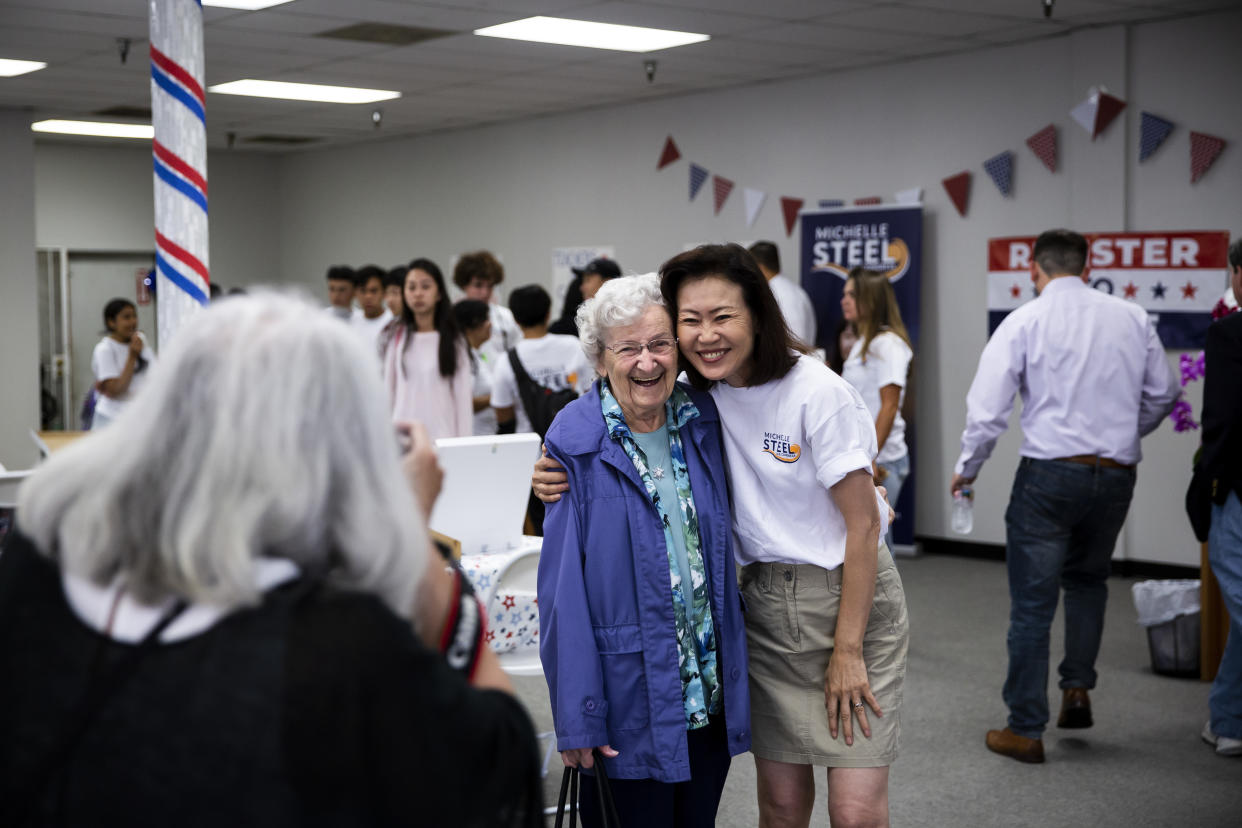 La representante republicana de California Michelle Steel, quien busca conservar su escaño, durante un evento de campaña en Buena Park, California, el 4 de junio de 2022. (Jenna Schoenefeld/The New York Times)