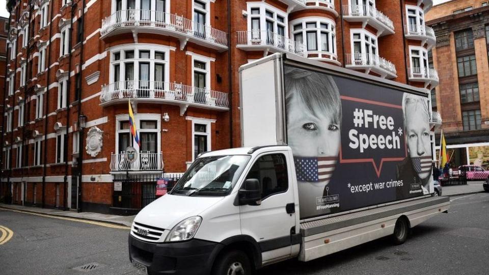 Vehículo con un cartel que defiende la "libertad de expresión" de Chelsea Manning y de Julian Assange.