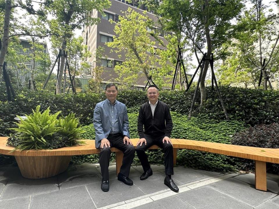 華相建設董事長王忠正（左）、總經理王世榮表示，「楓Park」基地面積1,348坪，歷經8年完成整合！圖／曾麗芳