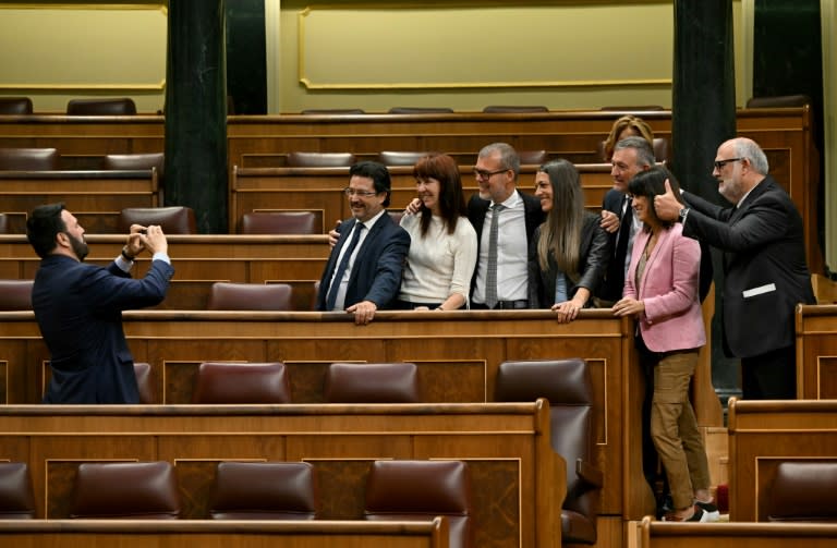 Los diputados del partido Junts per Catalunya se fotografían tras la aprobación de la ley de amnistía para los independentistas catalanes, el 30 de mayo de 2024 en el Congreso español, en Madrid (Javier Soriano)