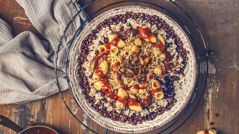 plate koshari wooden table 