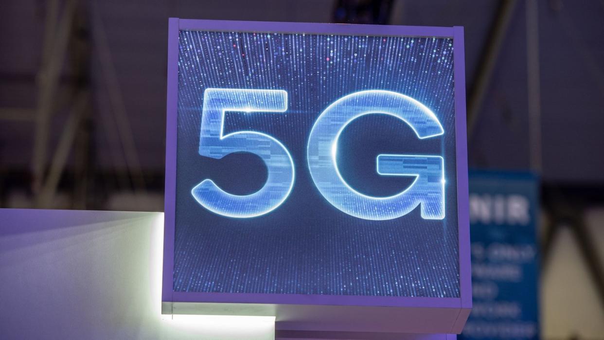 5G kann die Daten rund hundert Mal schneller transportieren als das aktuelle LTE (4G). Das eröffnet neue Möglichkeiten etwa bei der Robotersteuerung oder der Vernetzung selbstfahrender Fahrzeuge. Foto: Andrej Sokolow