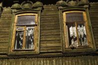 A cat leans out of a window on a hot and muggy night in Samara, Russia, July 3, 2018. REUTERS/Dylan Martinez