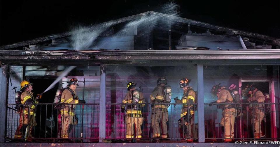 A fire at a west Fort Worth apartment building was successfully put out, but two dozens residents were displaced from their homes.