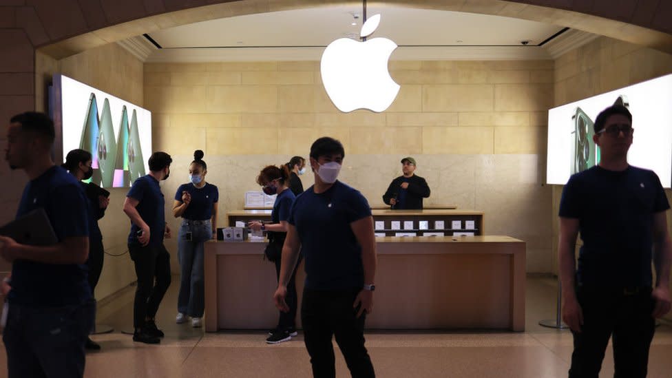 Empleados de la tienda de Apple en Grand Central Station, Nueva York, abril de 2022