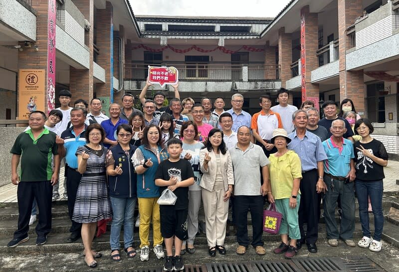 南投國姓鄉港源國小將停辦  校友歡送 民國46年創立的南投縣國姓鄉港源國小將於8月1日起 正式停辦、整併至北山國小，校方28日在停辦前最後 上課日舉辦降旗典禮，並邀請校友「回娘家」敘舊歡 送。 （國姓鄉公所提供） 中央社記者蕭博陽南投縣傳真  113年6月28日 