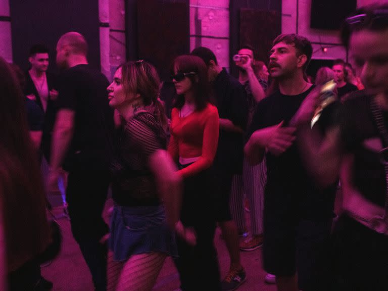Una pista de baile abarrotada en una fiesta en Kiev el 16 de julio de 2022.  La vida nocturna vuelve a la capital ucraniana, pero los jóvenes siguen teniendo que lidiar con sentimientos de culpa. Además del toque de queda.