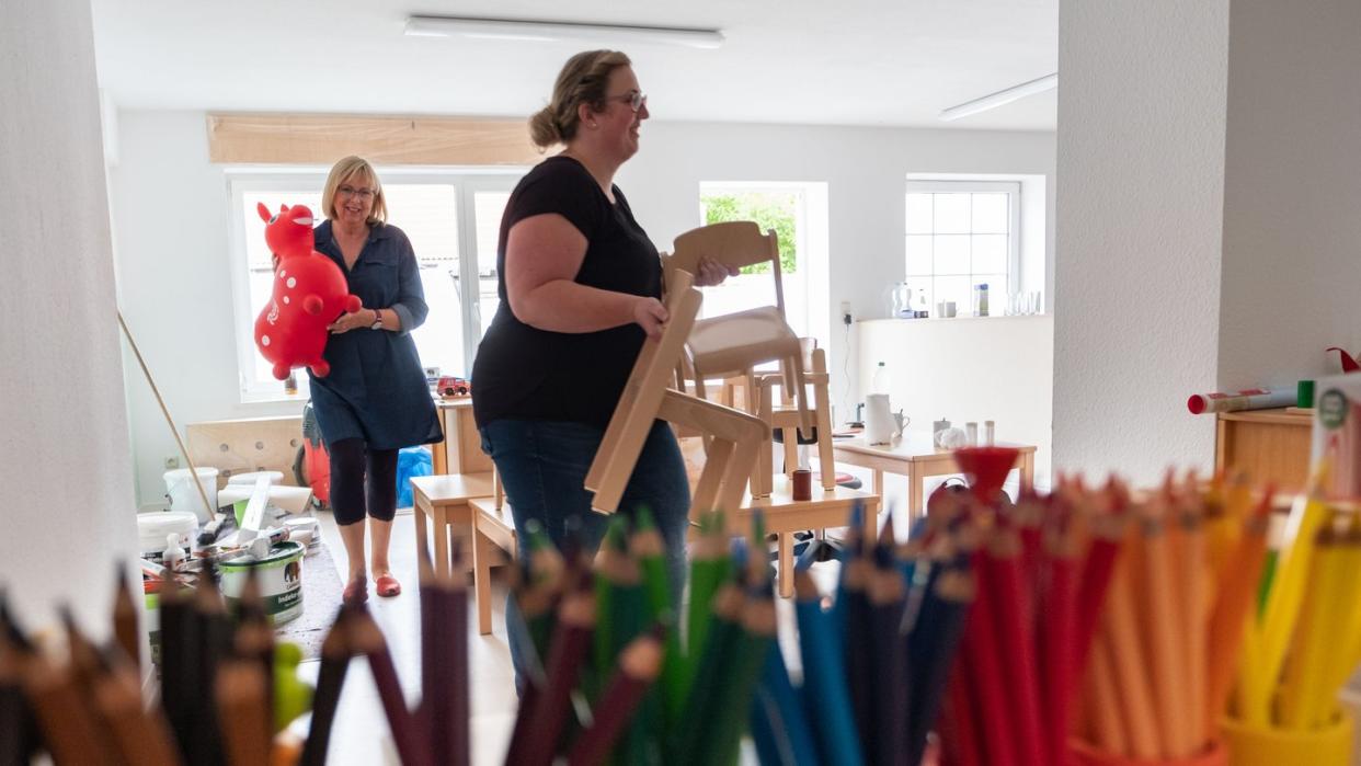 Erzieherinnen richten die Räume zur Eröffnung des neuen christlich-muslimischen Kindergarten «Abrahams Kinder» in Gifhorn ein. Foto: Peter Steffen