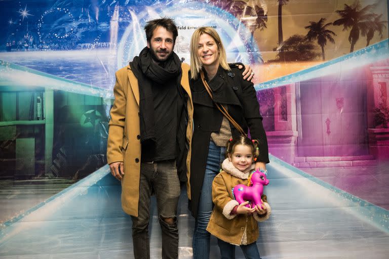 Eugenia Tobal, su marido Francisco García Ibar y la pequeña Emma posaron en familia antes de encontrarse con los emblemáticos personajes de Disney