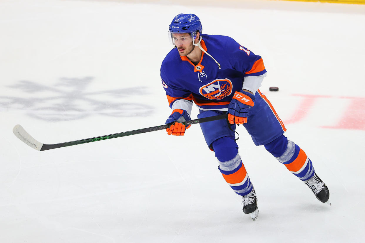 New York Islanders center Mathew Barzal (13) 