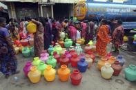 Indian residents with the plastic vessels to get drinking water from a distribution tanker of Chennai on June 19, 2019. - Water levels in the four main reservoirs in Chennai have fallen to one of its lowest levels in 70 years, according to Indian media reports.