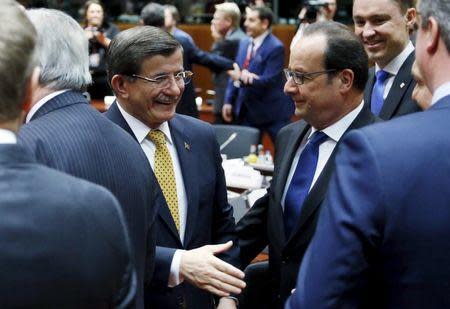 Turkish Prime Minister Ahmet Davutoglu and France's President Francois Hollande (R) attend a European Union leaders summit on migration in Brussels, Belgium, March 18, 2016. REUTERS/Francois Lenoir