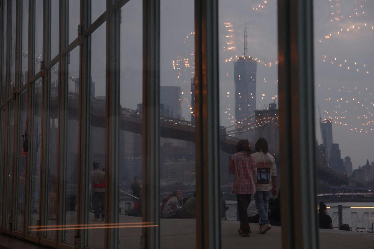 Haze and smoke continued to shroud Manhattan skyline on Thursday evening (REUTERS)