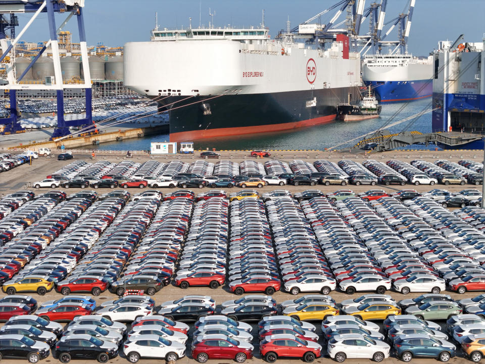 Ab auf den Weltmarkt. E-Autos von BYD vor der Verschiffung im Hafen von Yantei in China.  - Copyright: Picture Alliance