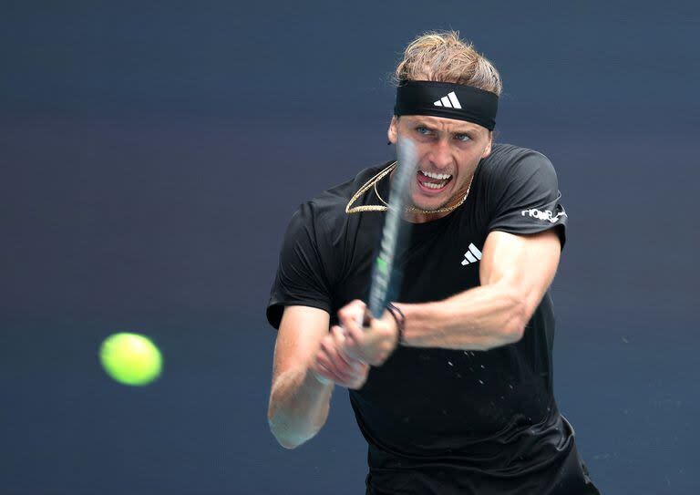 Alexander Zverev devuelve un tiro de Fabian Marozsan en el duelo de cuartos de final