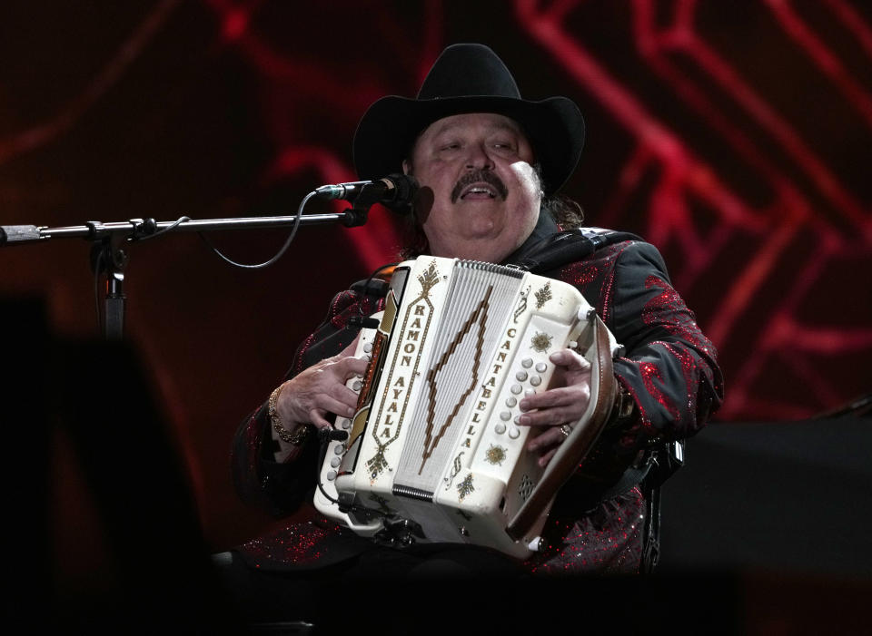 El cantante mexicano Ramón Ayala y sus Bravos del Norte se presentan durante el segundo día del festival Arre en la Ciudad de México el 10 de septiembre de 2023. (Foto AP/Fernando Llano)