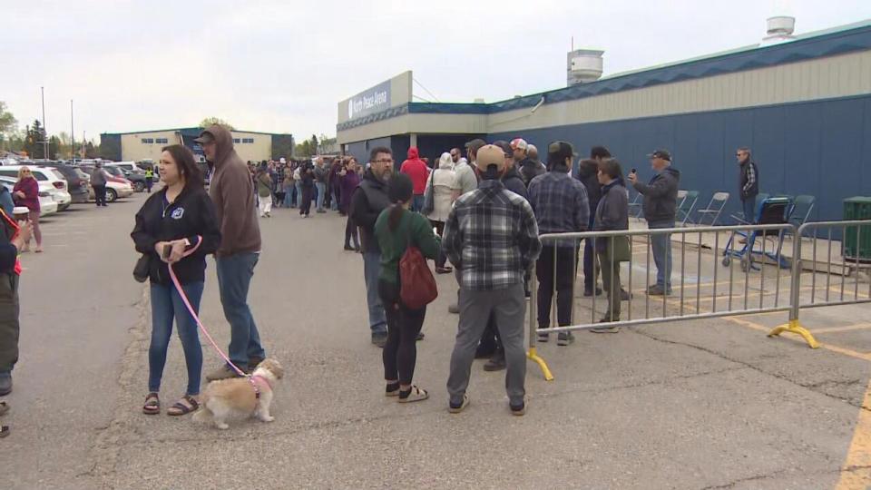 More than a thousand people have been told to line up to register and re-register for accommodation at the Fort St. John emergency reception centre. 