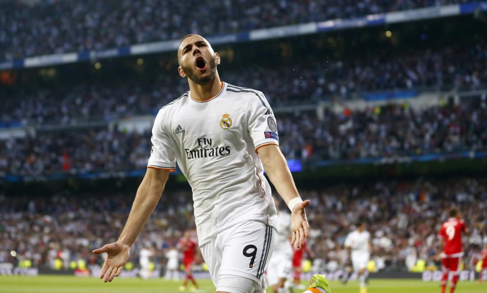 Karim Benzema del Real Madrid festeja al marcar un gol ante Bayern Munich en las semifinales de la Liga de Campeones el miércoles 23 de abril de 2014. Real Madrid ganó 1-0. El Madrid enfrenta el fin de semana al Osasuna. (AP Foto/Paul White)